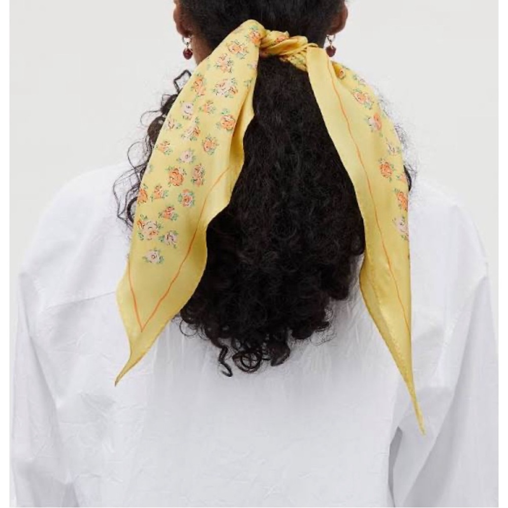 Coach Tea Rose Print Silk Diamond Scarf in Daisy NWT